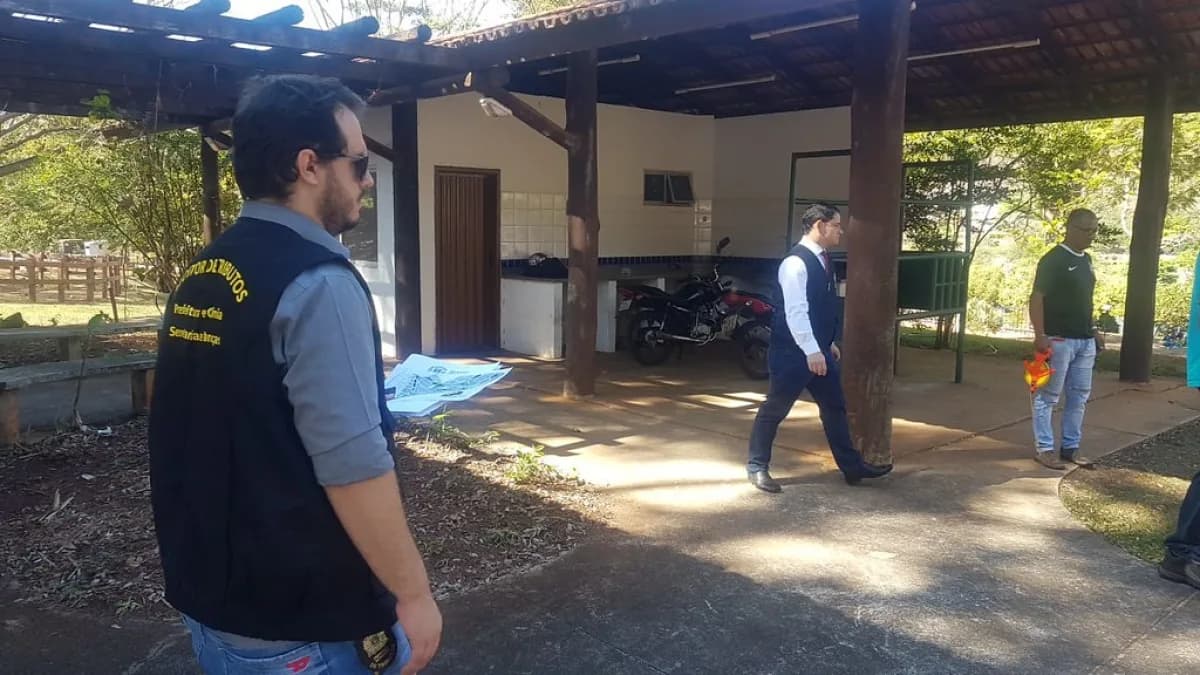 Servidor da Prefeitura de Goiânia durante ação de fiscalização