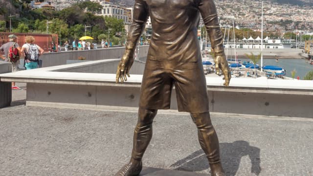 Estátua de Cristiano Ronaldo em frente ao museu CR7, em Funchal, Madeira