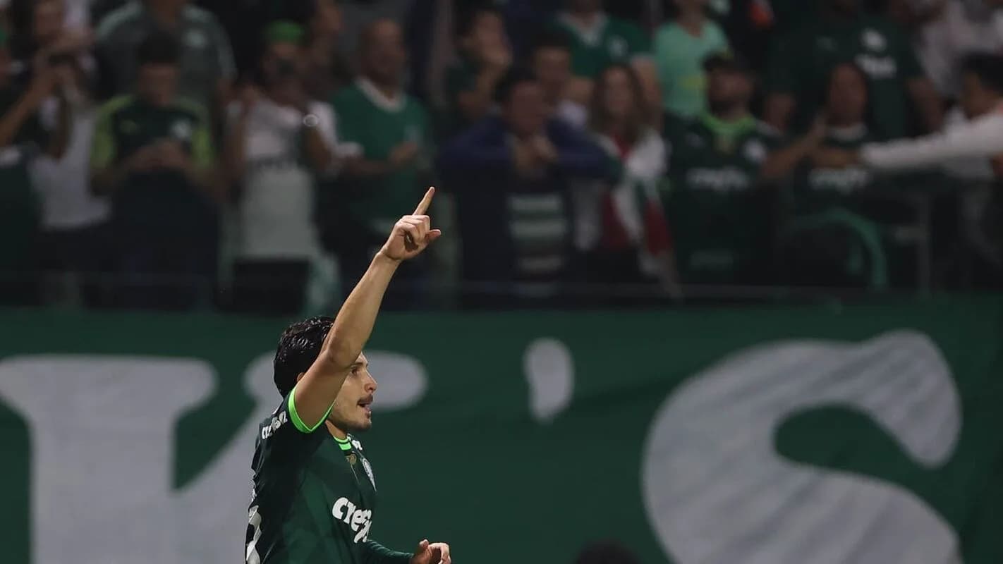 Jogador do Palmeiras comemora gol em partida do Brasileirão