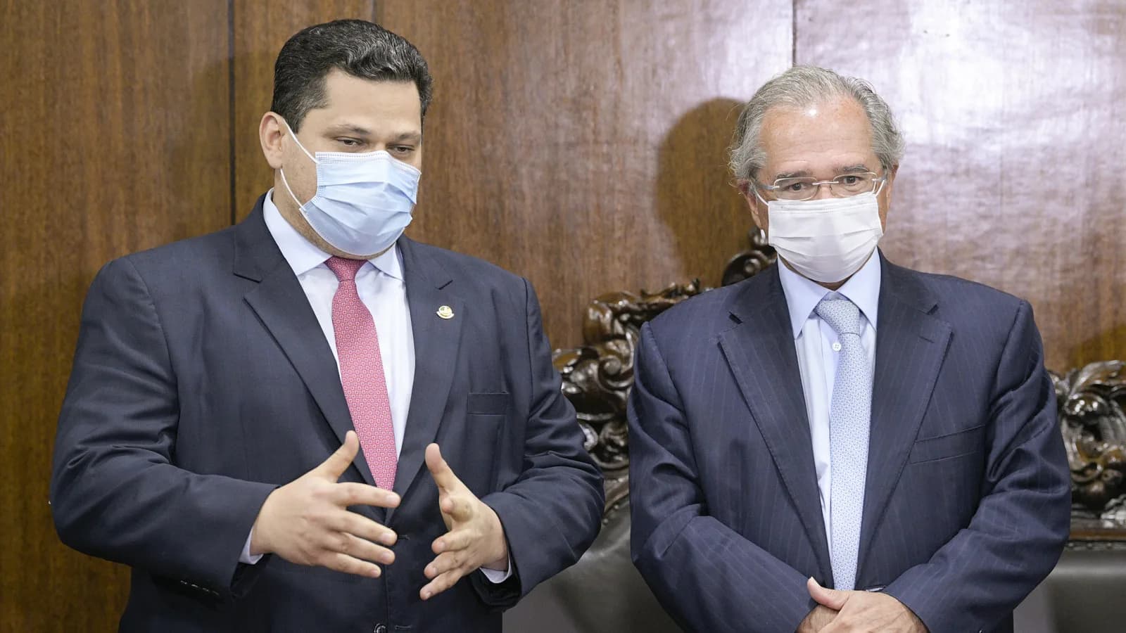 Davi Alcolumbre em conversa com outro parlamentar no Senado Federal