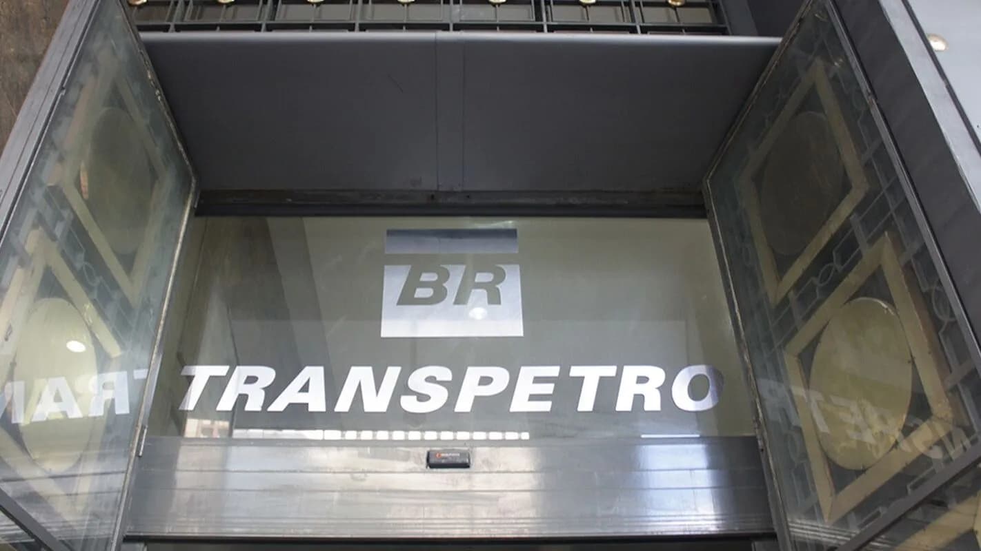 Entrada da sede da Transpetro, com o nome da companhia na fachada, em foto de arquivo.