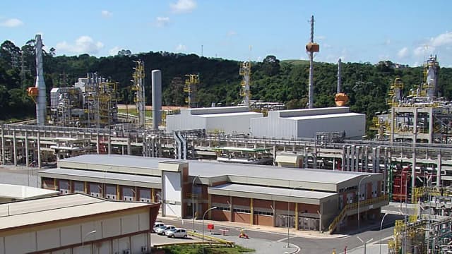 Complexo petroquímico da Petrobras visto de cima
