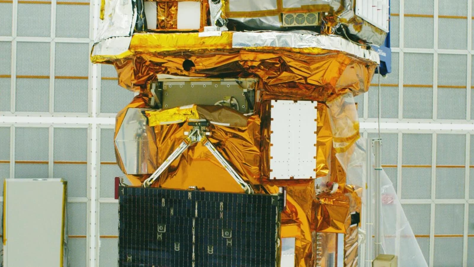 Telescópio espacial Swift, da Nasa, sendo montado em hangar no Cabo Canaveral antes do lançamento