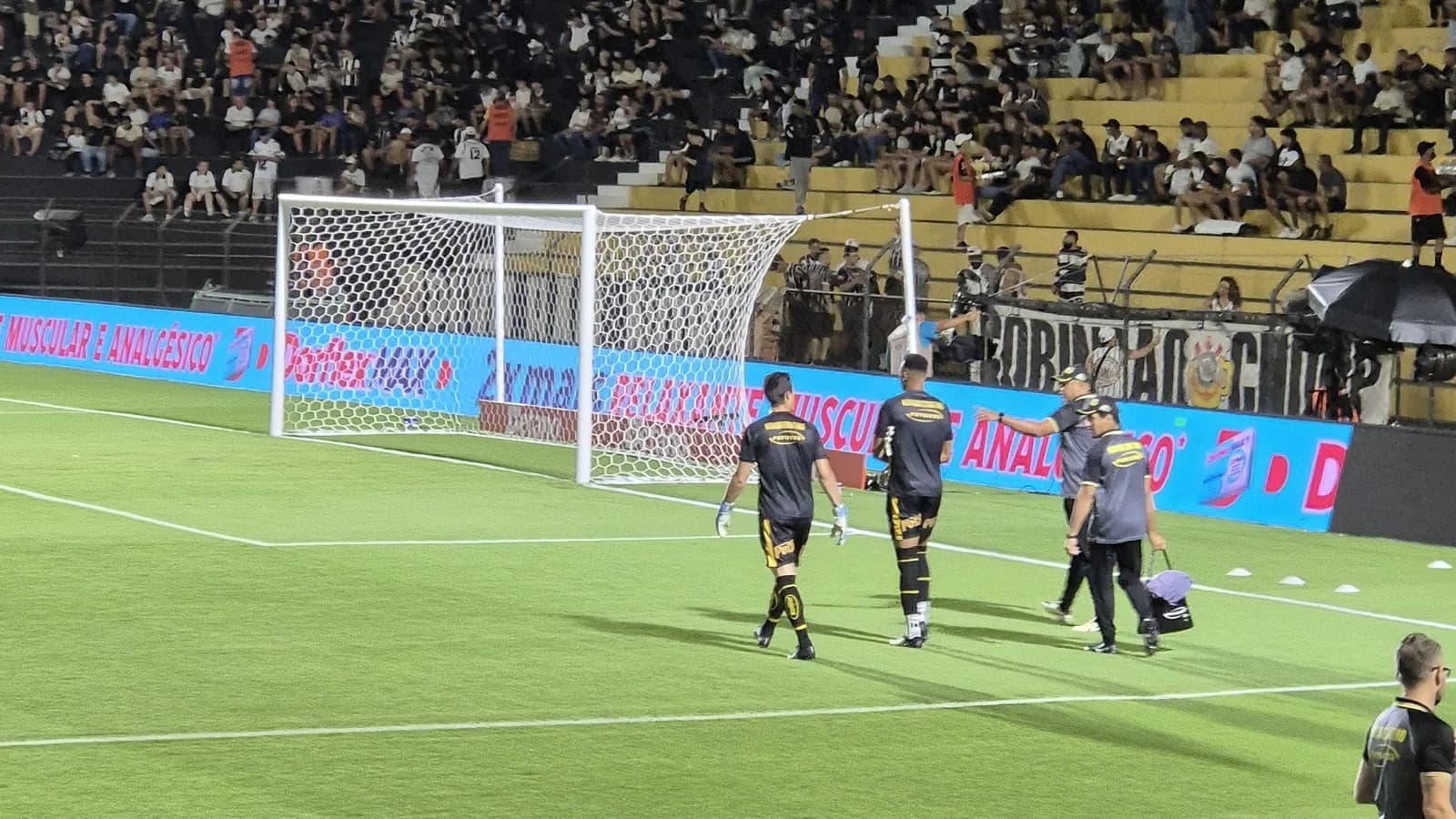 Jogadores em campo durante partida do Novorizontino no Estádio Doutor Jorge Ismael de Biasi