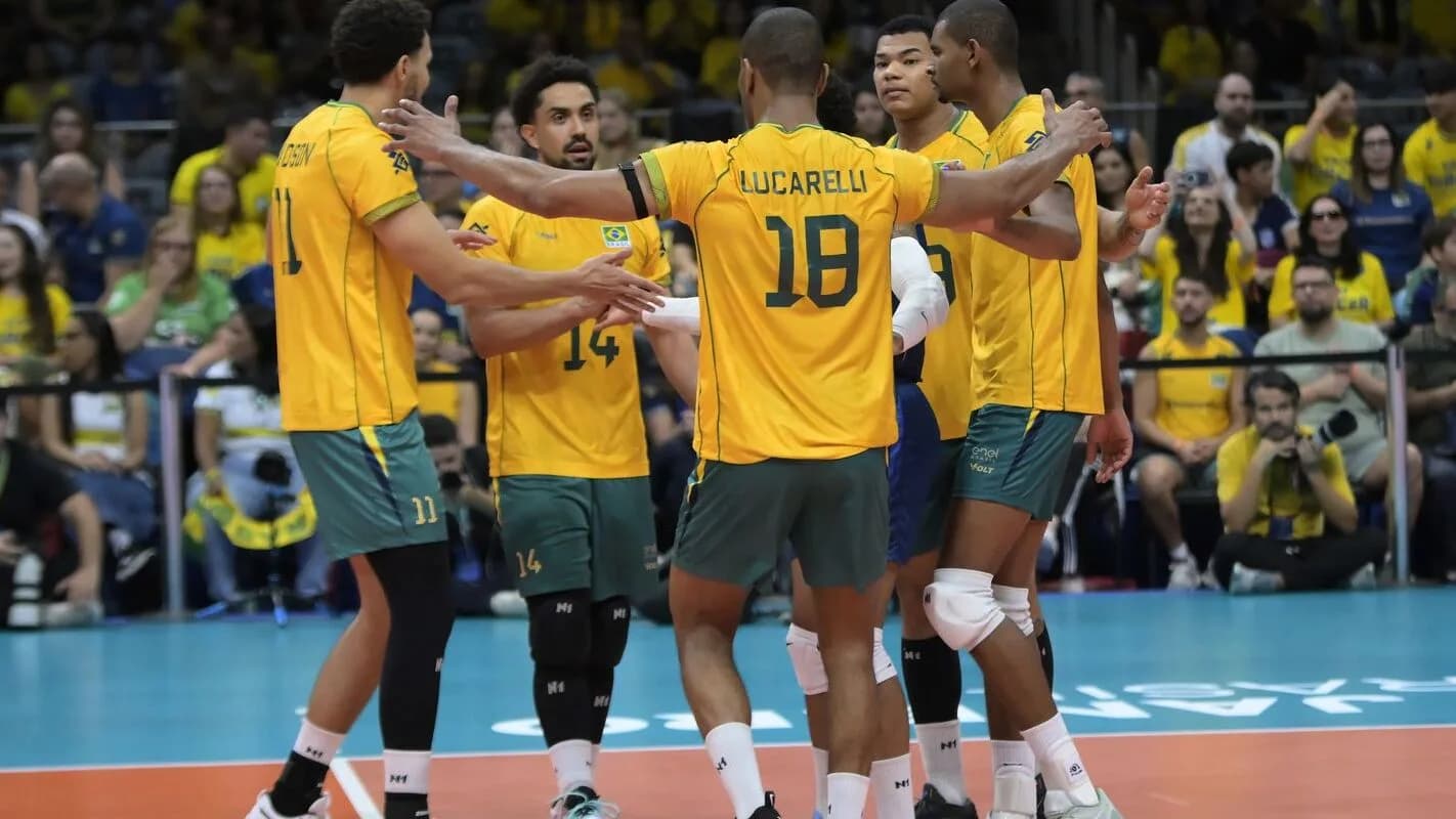 Jogadores da seleção brasileira de vôlei comemoram ponto contra a Venezuela no Maracanãzinho