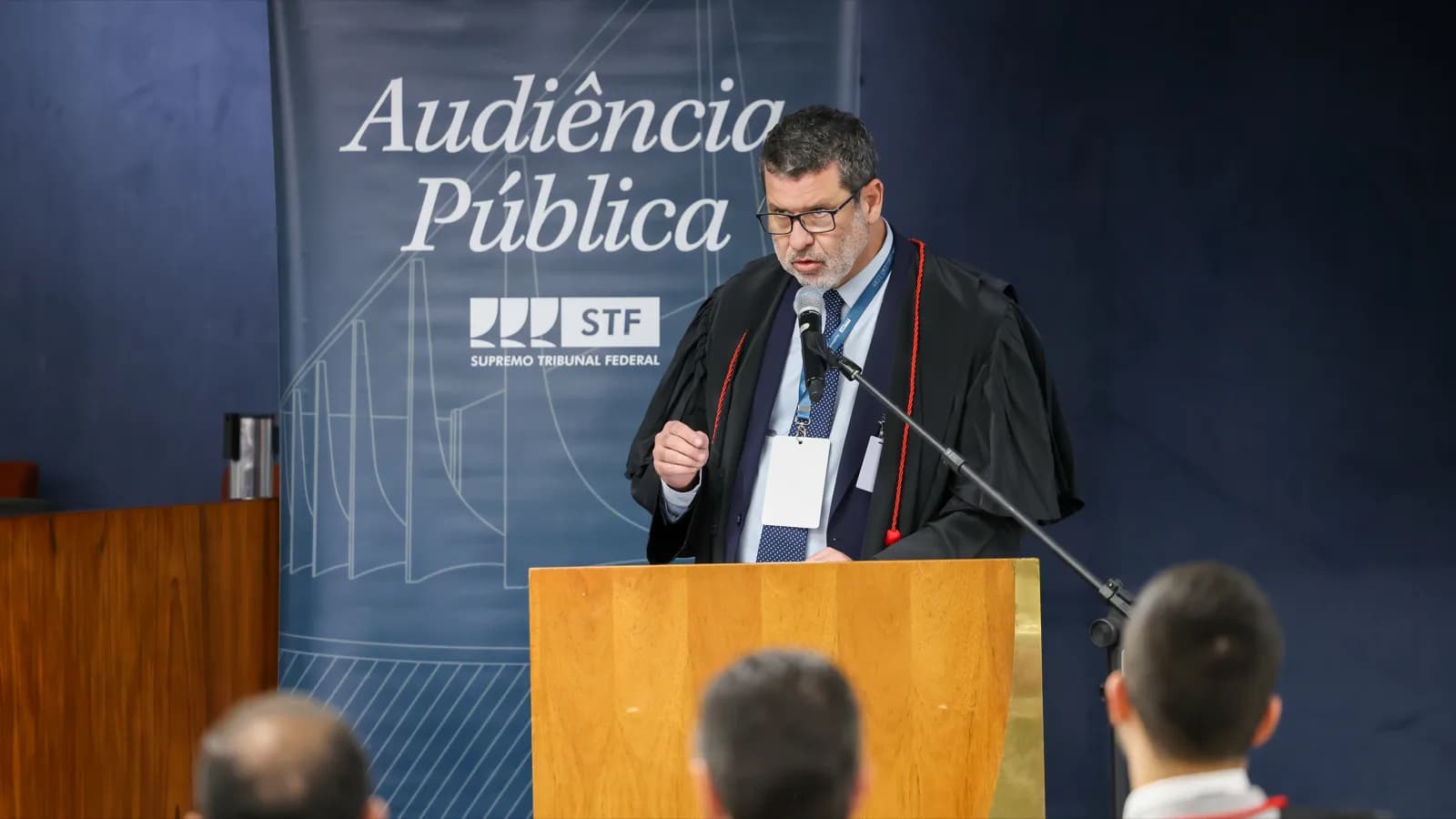 Expositor discursa em púlpito durante audiência pública do STF sobre a Lei Antifacção
