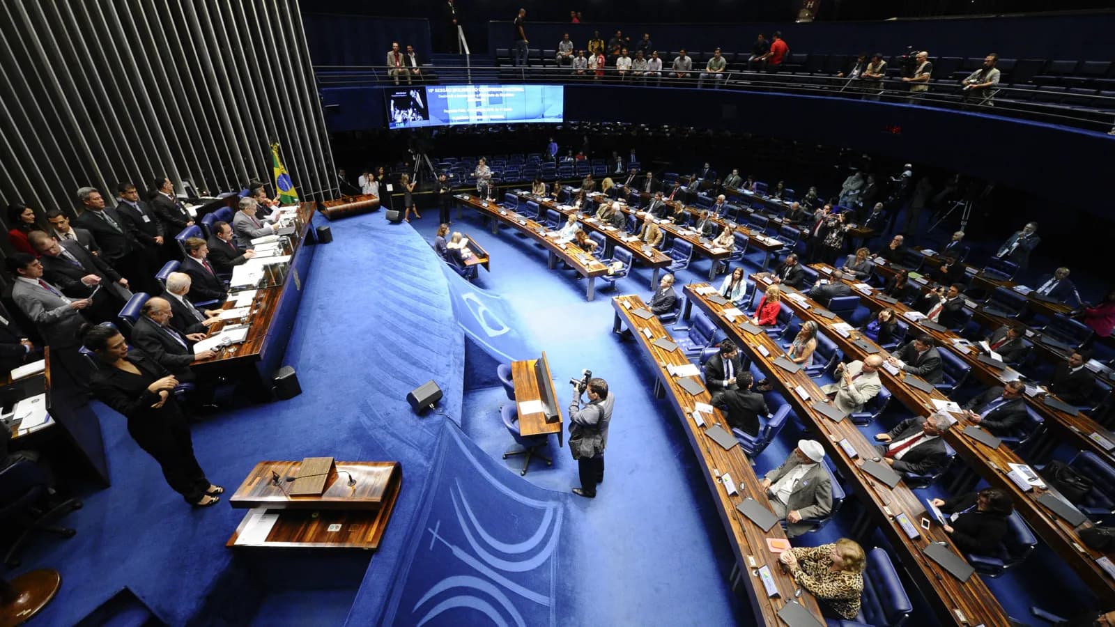 Sessão conjunta do Congresso Nacional em plenário lotado