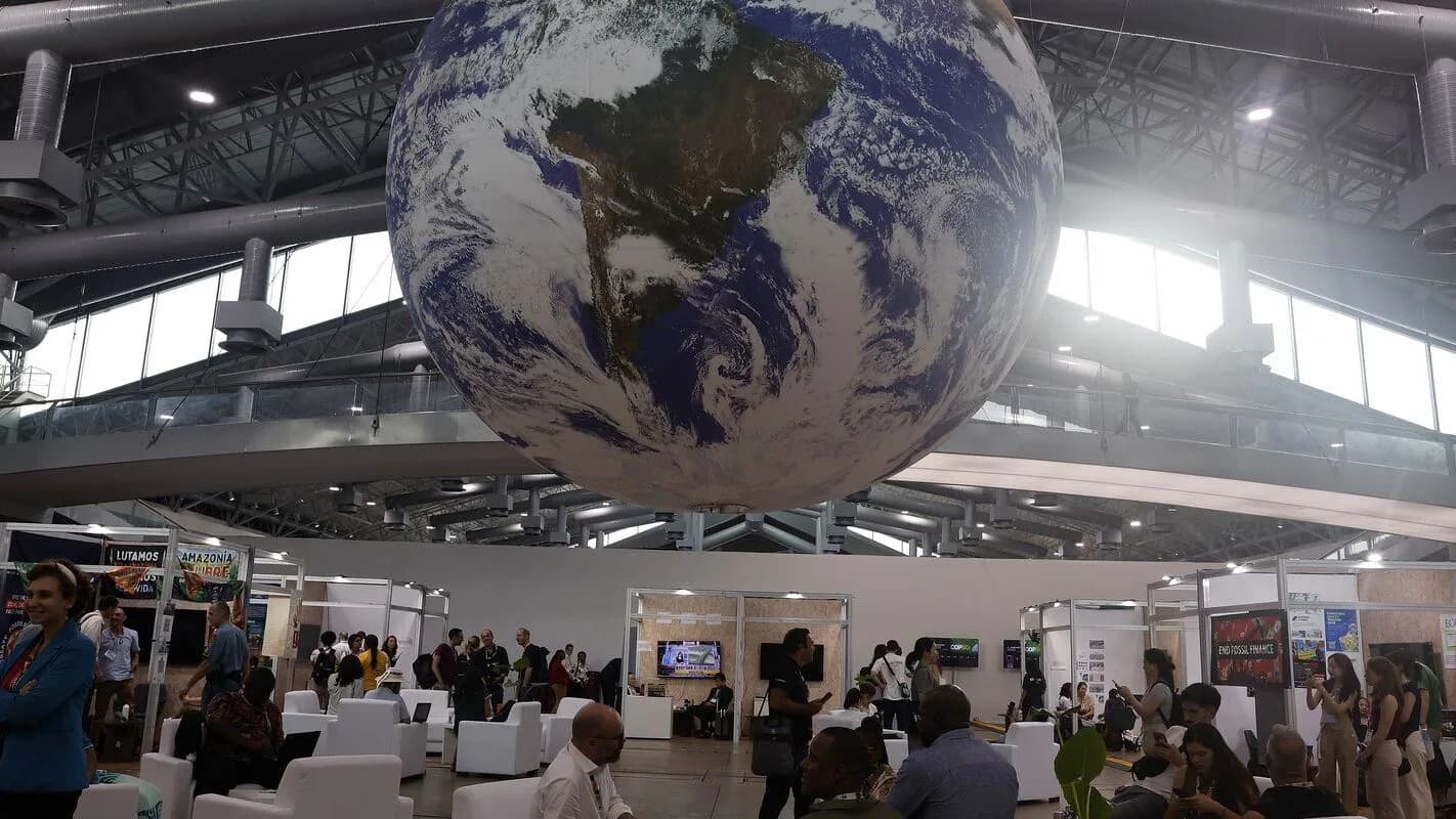 Área de circulação de conferência climática da ONU com instalação do planeta Terra suspensa