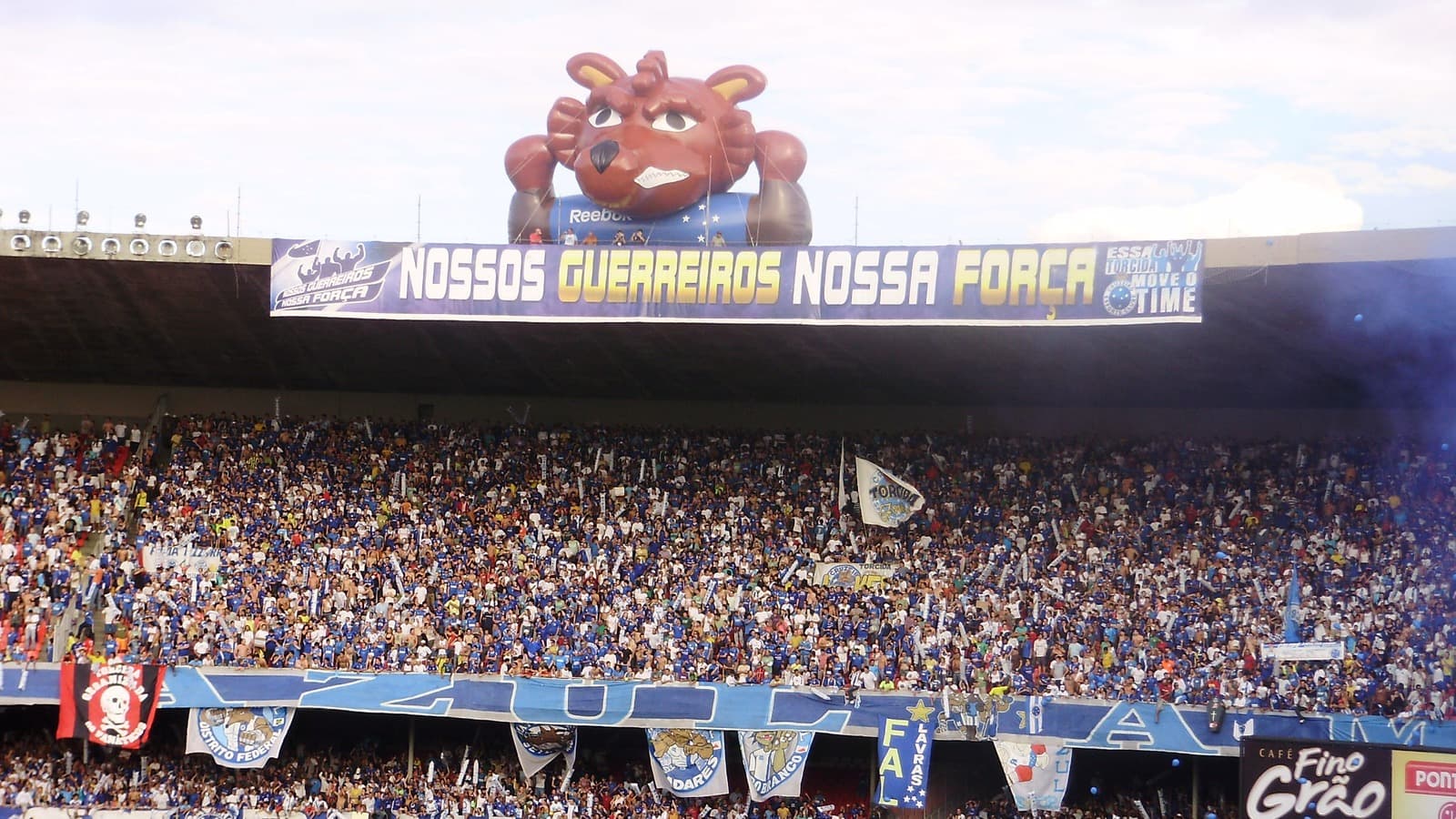 Torcida do Cruzeiro lota as arquibancadas do Mineirão, em Belo Horizonte, com bandeirões e um boneco inflável da raposa; imagem de arquivo de 2009