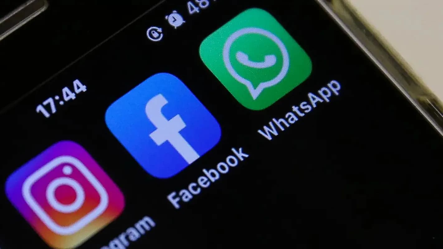 Tela de celular com os aplicativos Instagram, Facebook e WhatsApp