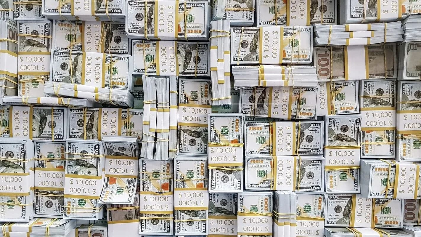 Notas de dólar americano empilhadas (foto de arquivo)