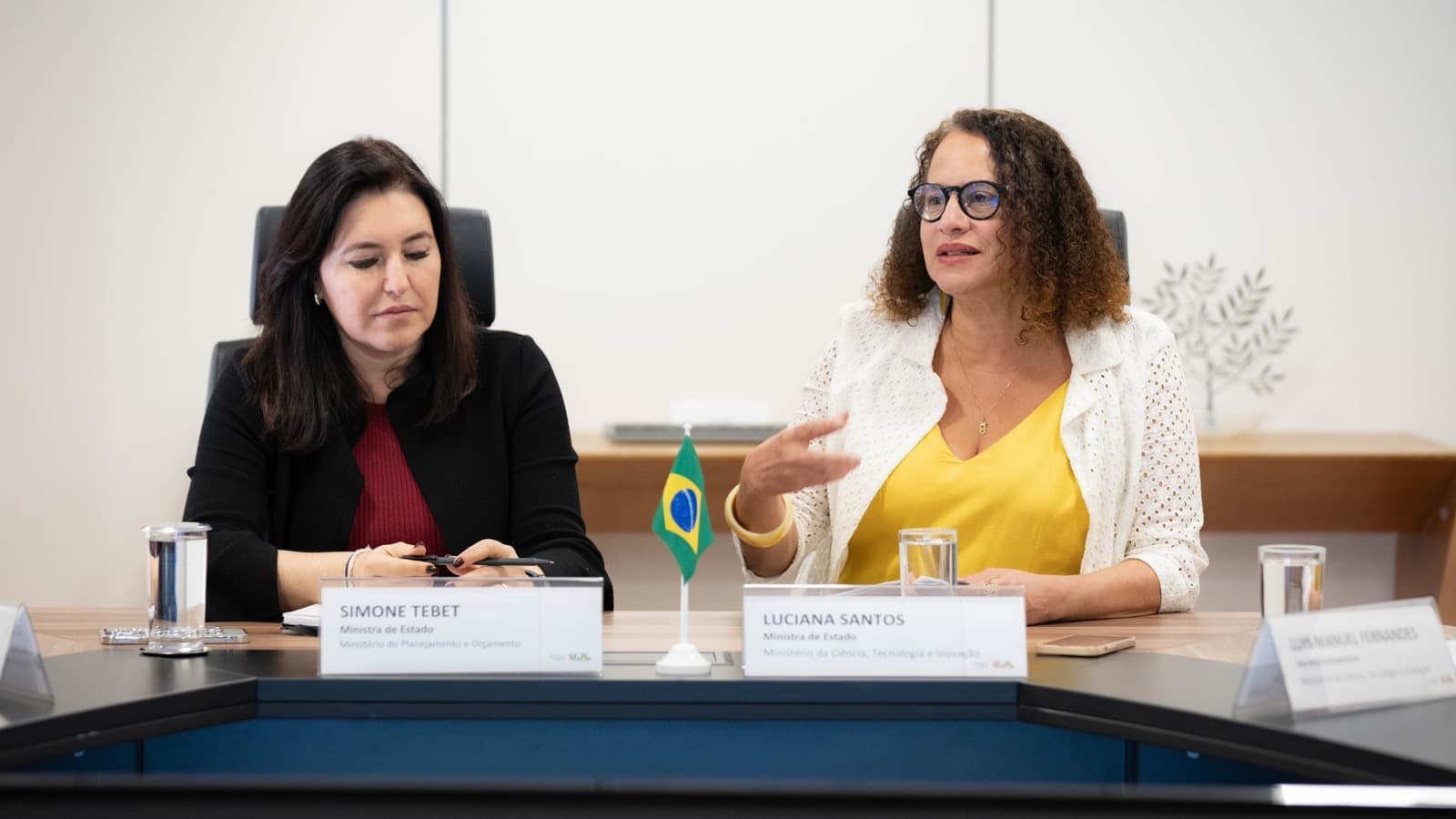 Ministra Luciana Santos fala durante reunião ao lado da ministra Simone Tebet, foto de arquivo