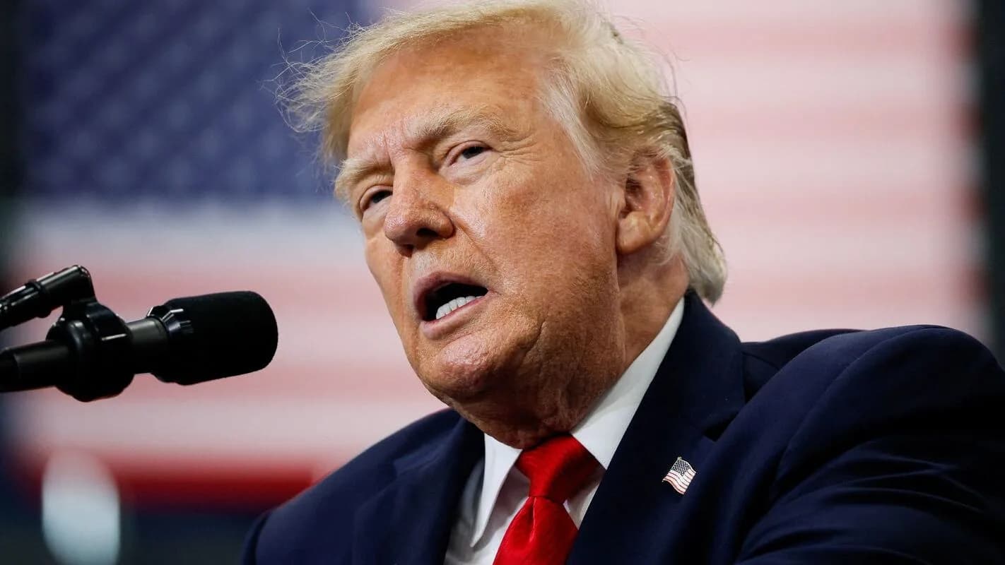 Donald Trump discursa em frente a bandeira dos Estados Unidos