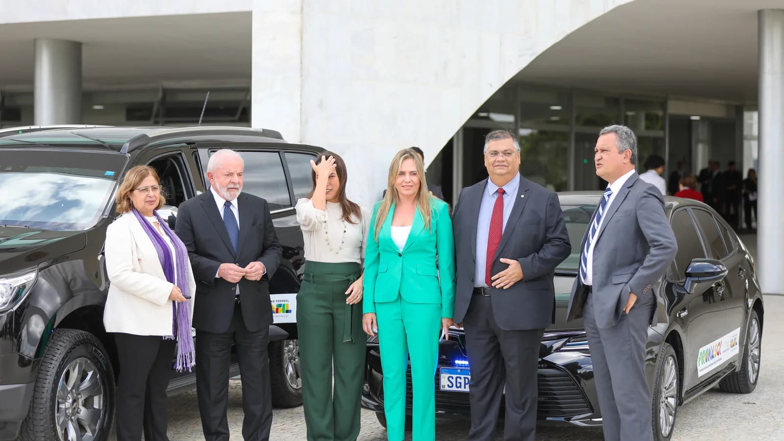 Celina Leão, de blazer verde, ao lado de autoridades em evento oficial em Brasília