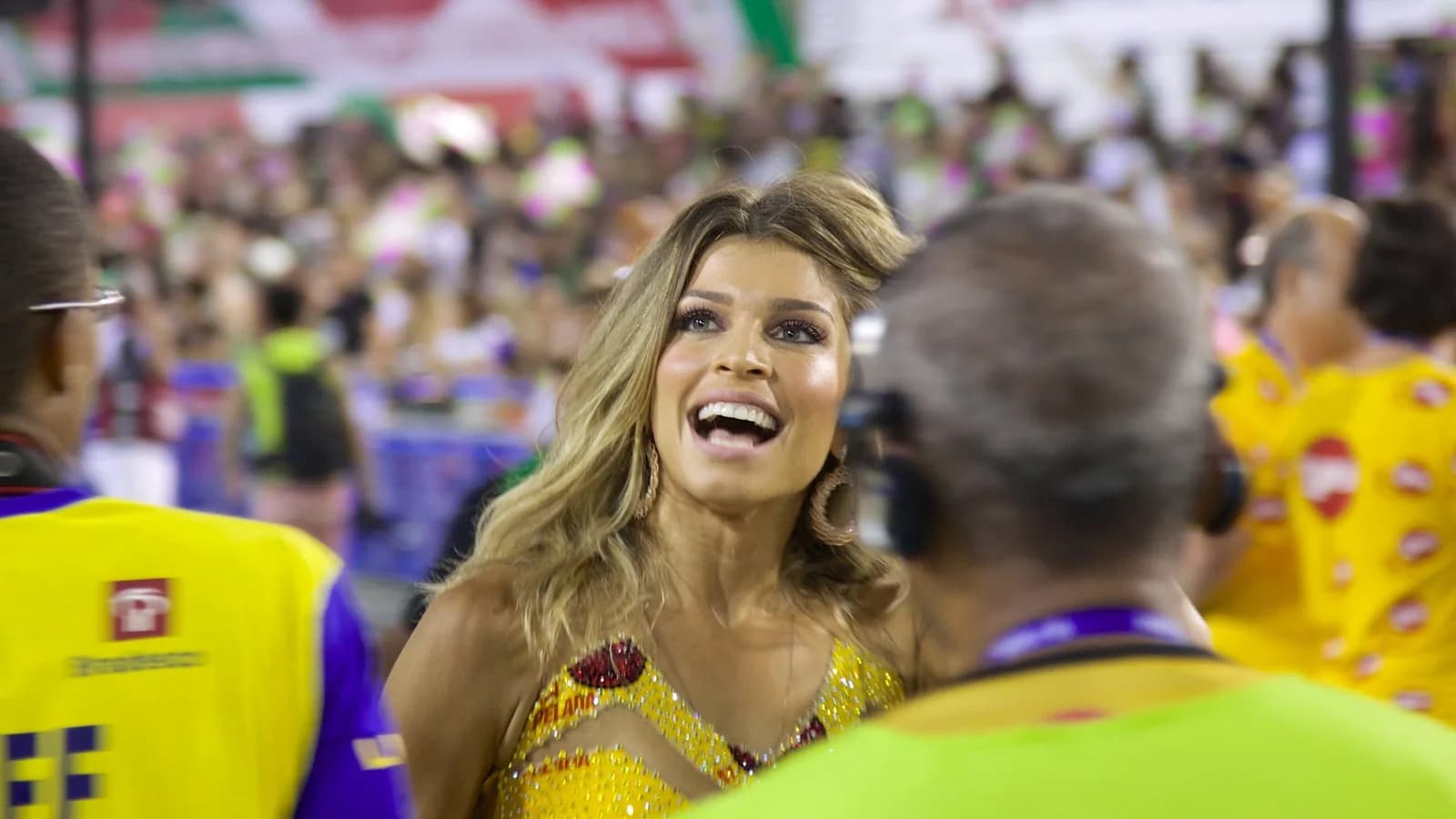 Grazi Massafera sorri durante desfile de carnaval no Rio de Janeiro