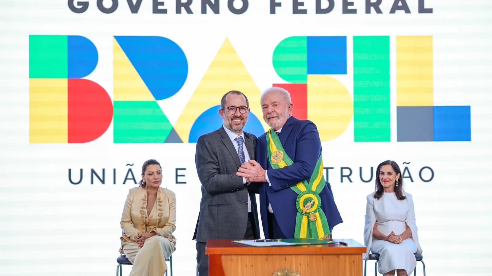 Vinícius Marques de Carvalho toma posse como ministro da CGU ao lado do presidente Lula