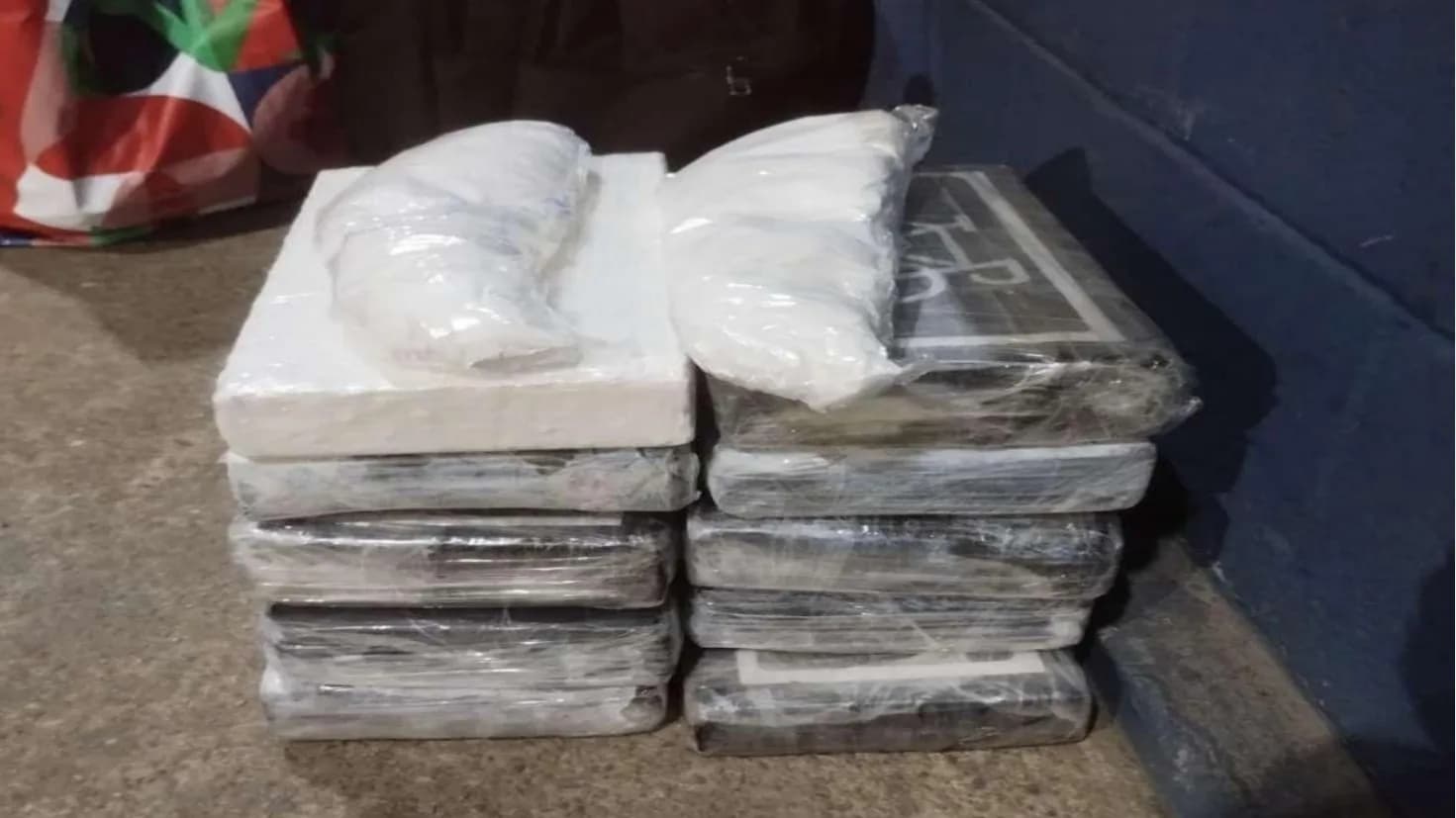 Tabletes de droga embalados apreendidos em operação policial de arquivo
