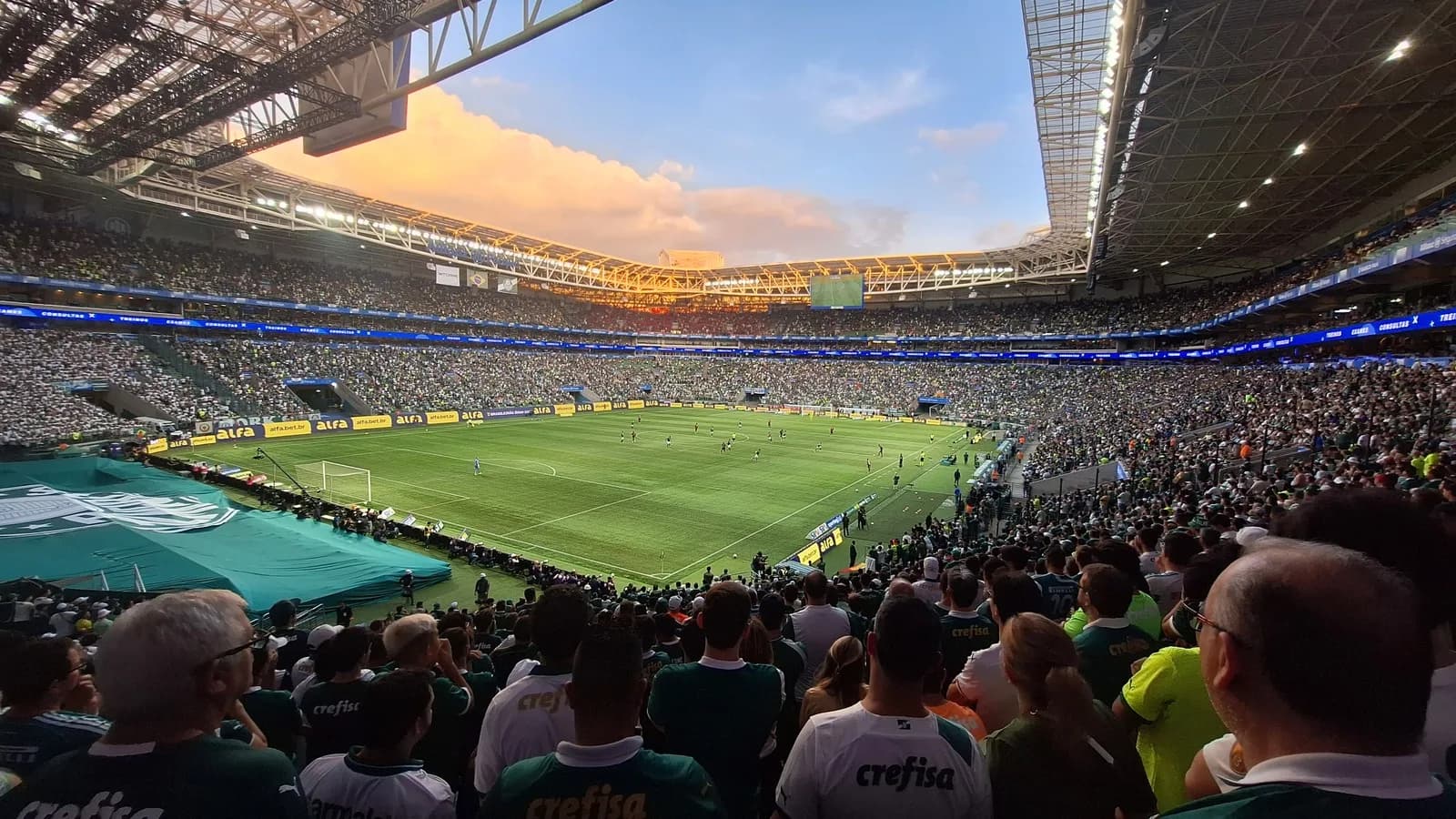 Torcida do Palmeiras lota o Nubank Parque durante partida ao entardecer