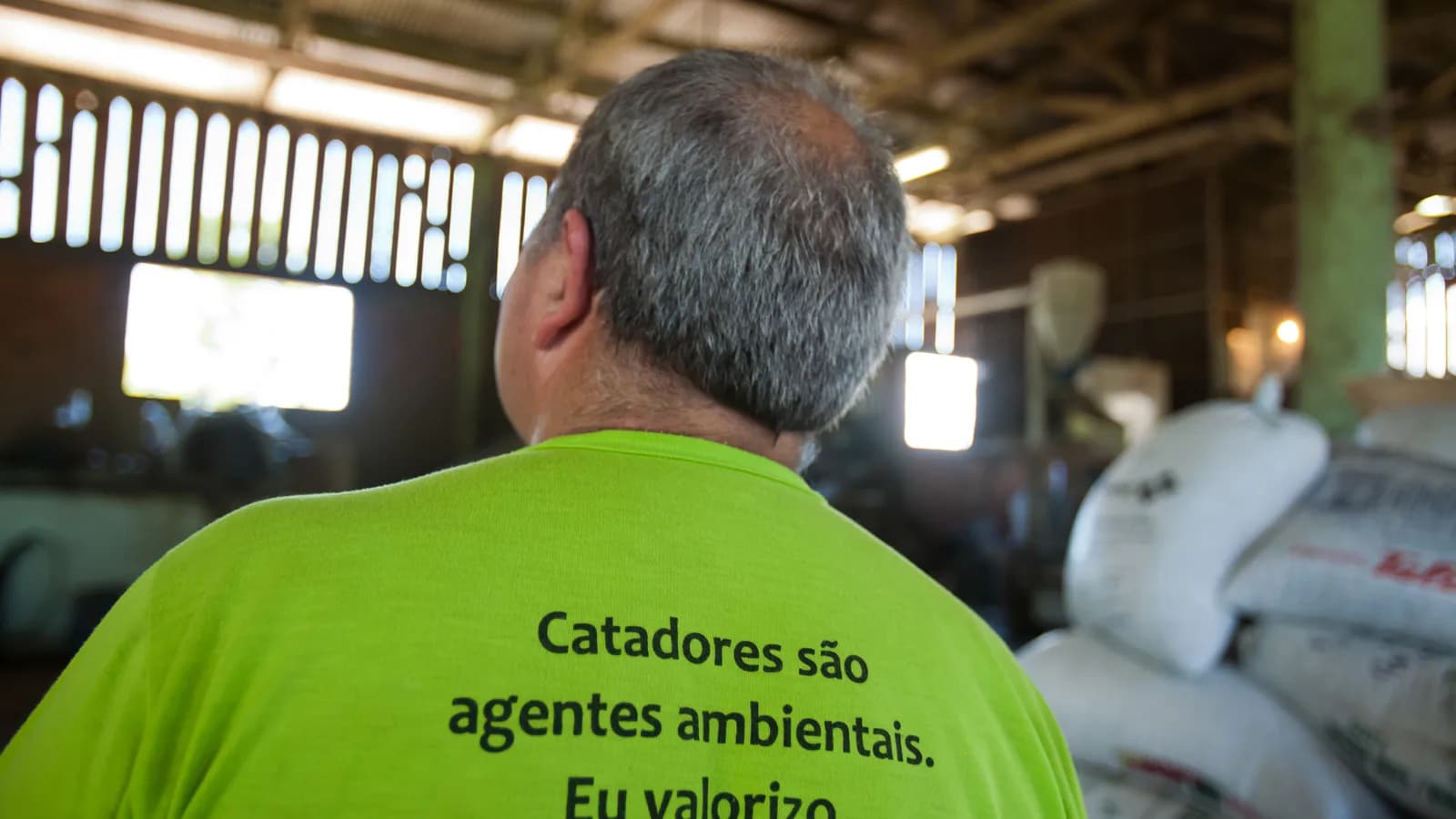 Instalação da Braskem com funcionário em primeiro plano, foto de arquivo