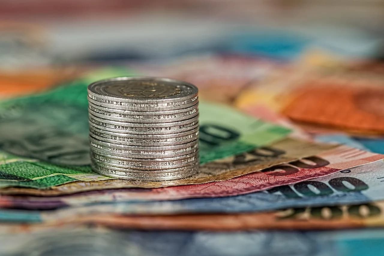 Imagem ilustrativa: coins, banknotes, money, currency, finance, cash, business, economics, banking, bank, wealth, earnings, capital, savings, payment, investment, economy…