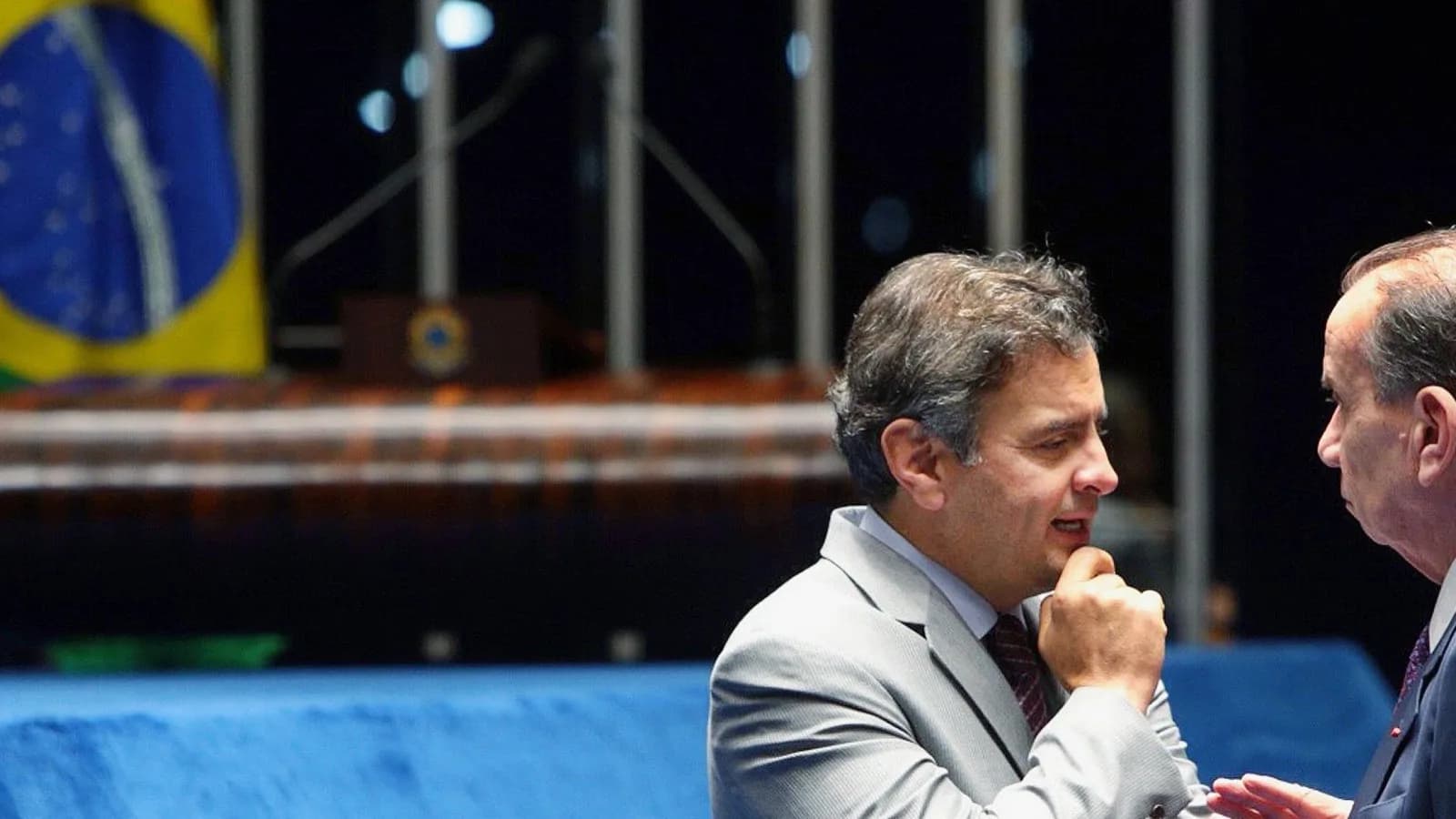 Aécio Neves conversa com outro senador no plenário do Senado Federal, em Brasília