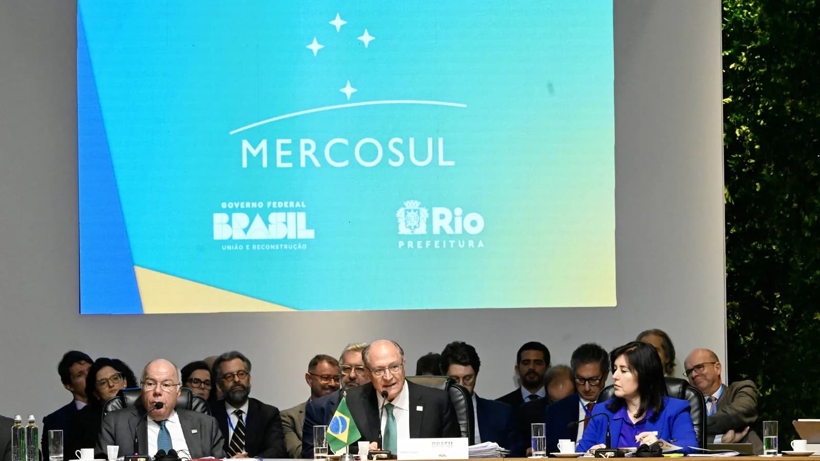 Autoridades do Mercosul reunidas em mesa oficial durante cúpula do bloco, com telão ao fundo