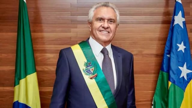 Ronaldo Caiado sorri durante cerimônia de posse como governador de Goiás, com a faixa do estado