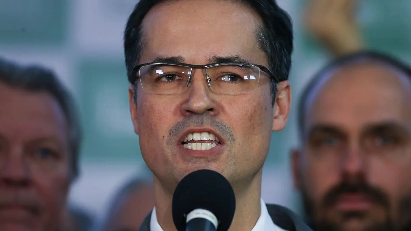 Deltan Dallagnol fala ao microfone durante entrevista coletiva.