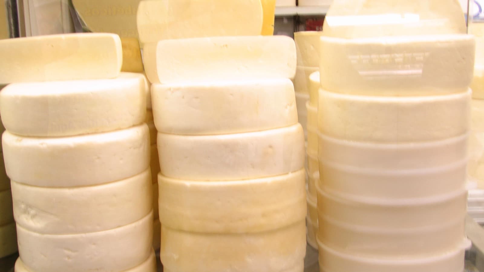 Peças de queijo Minas artesanal empilhadas em um expositor de loja, em foto de arquivo; a imagem não retrata o lote recolhido