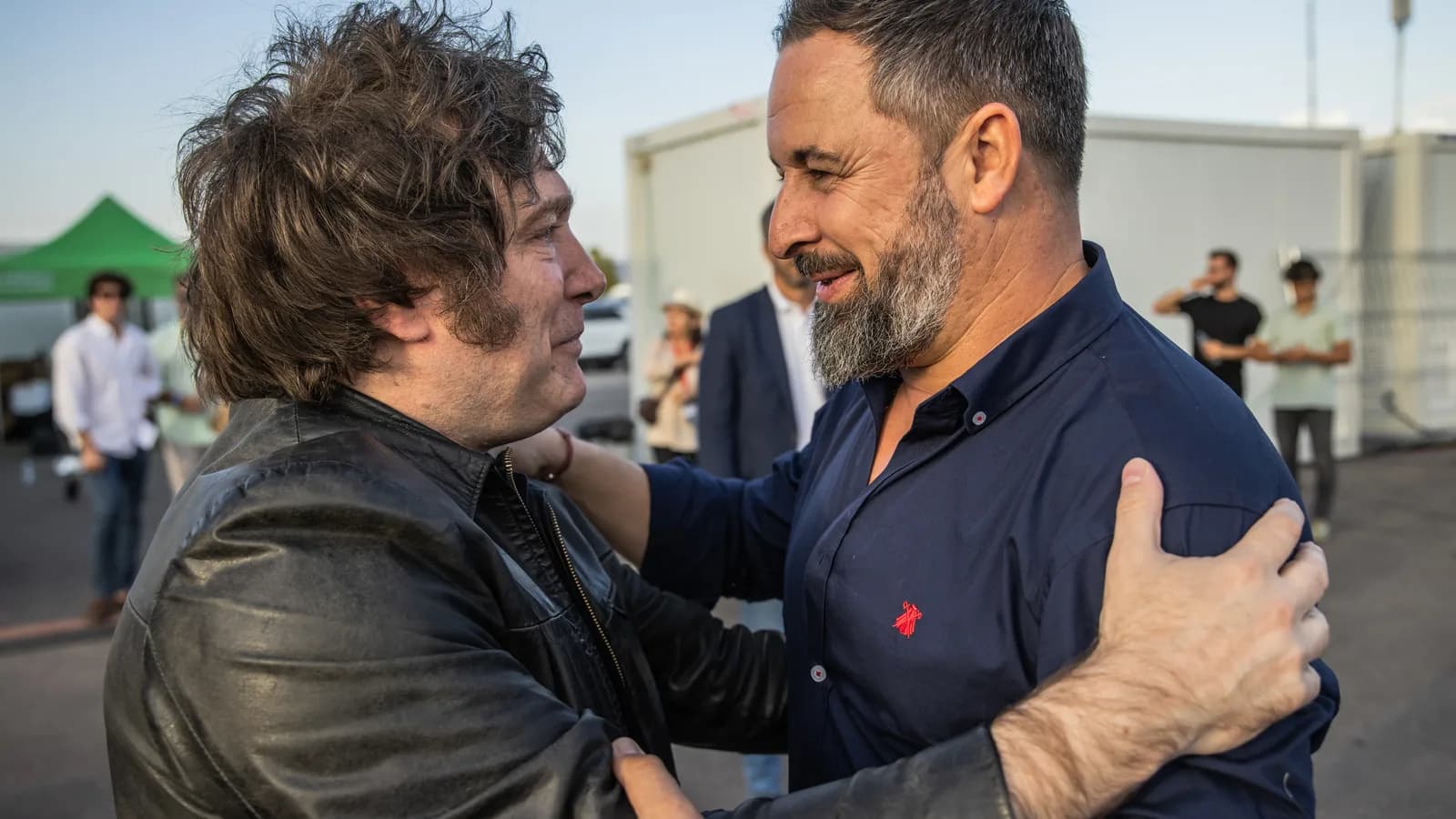 Javier Milei cumprimenta o espanhol Santiago Abascal em evento político