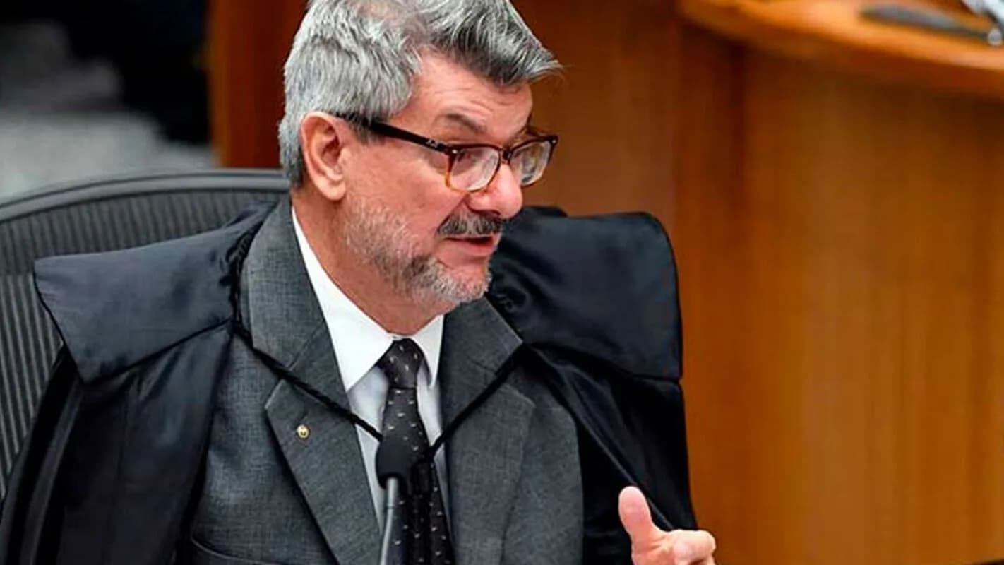 Marco Buzzi fala durante sessão em ambiente judicial