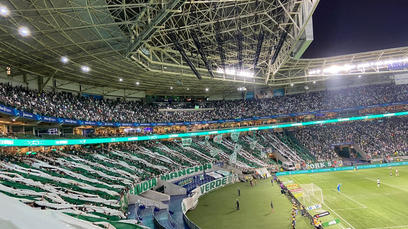 Torcida do Palmeiras lota a arquibancada do estádio, então chamado Allianz Parque, hoje Nubank Parque, durante partida, em imagem de arquivo de 2023