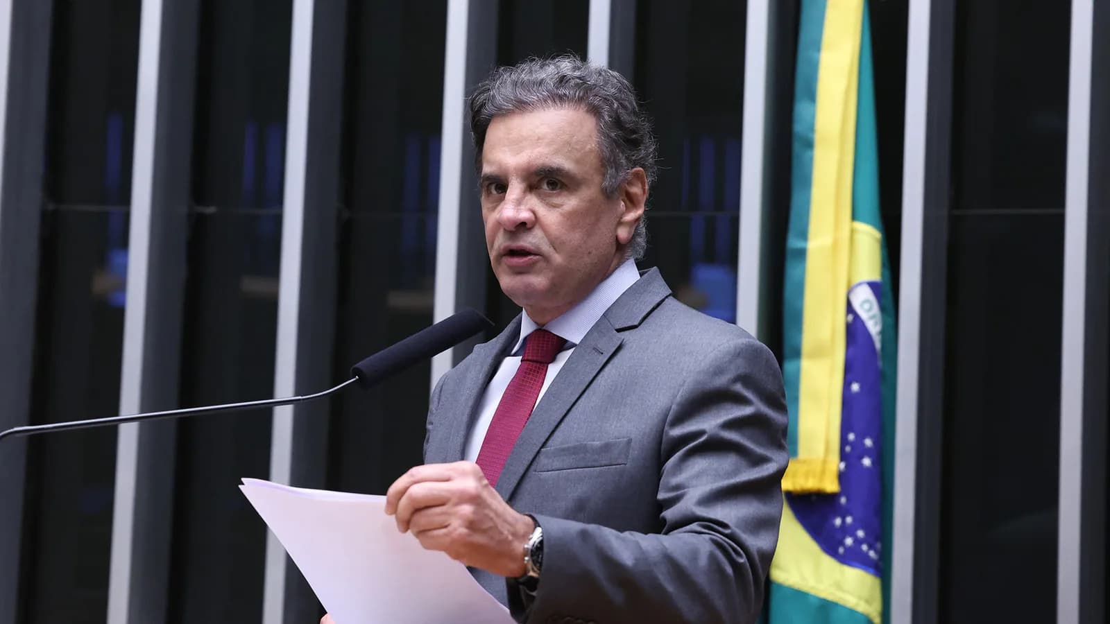 O deputado federal Aécio Neves discursa ao microfone na tribuna da Câmara dos Deputados