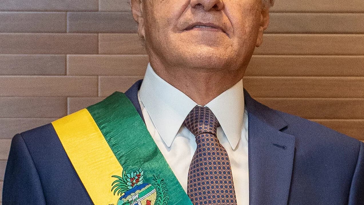 Ronaldo Caiado, candidato do PSD à Presidência e governador de Goiás, em retrato formal com faixa de governador