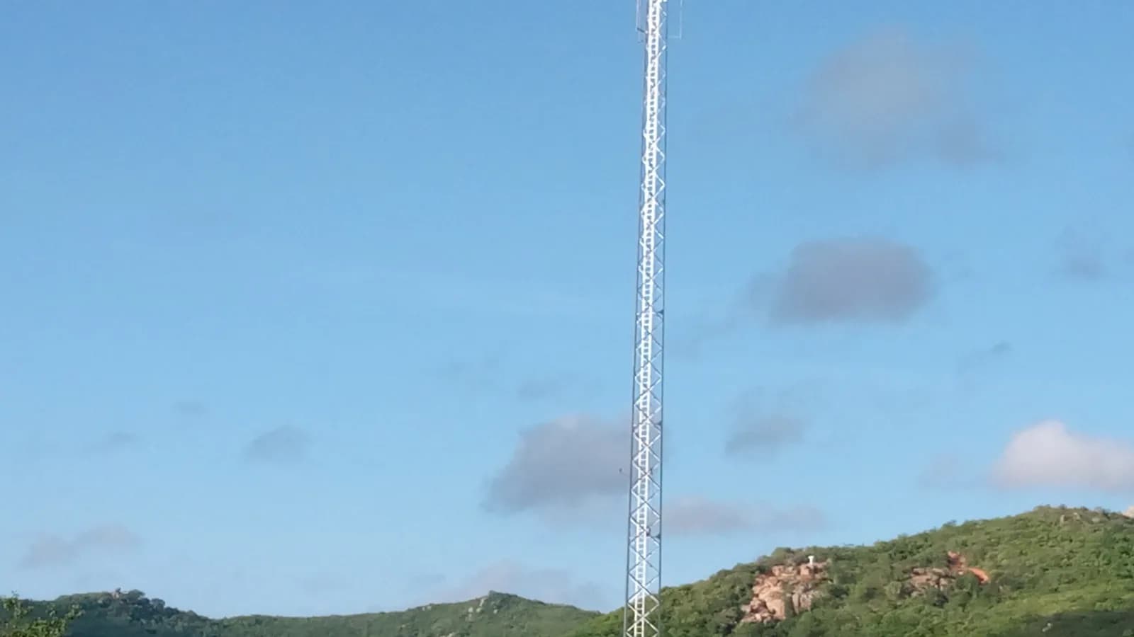 Antena de telecomunicações em área rural, símbolo dos serviços de telefonia fixa que a Oi presta em localidades remotas