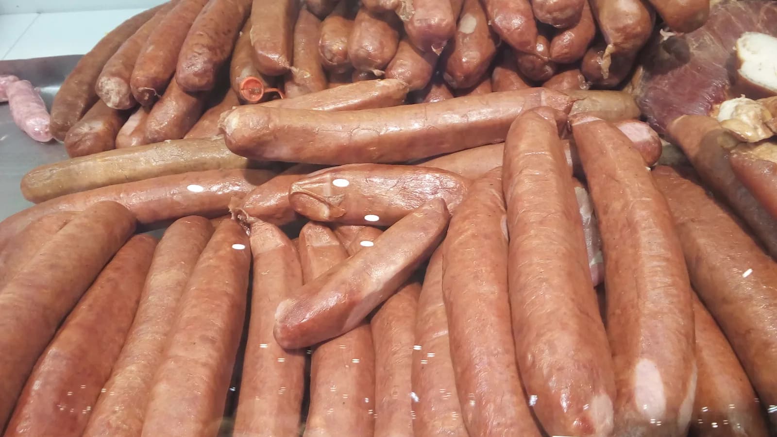 Linguiças cruas expostas, foto ilustrativa do tipo de produto recolhido pela Anvisa