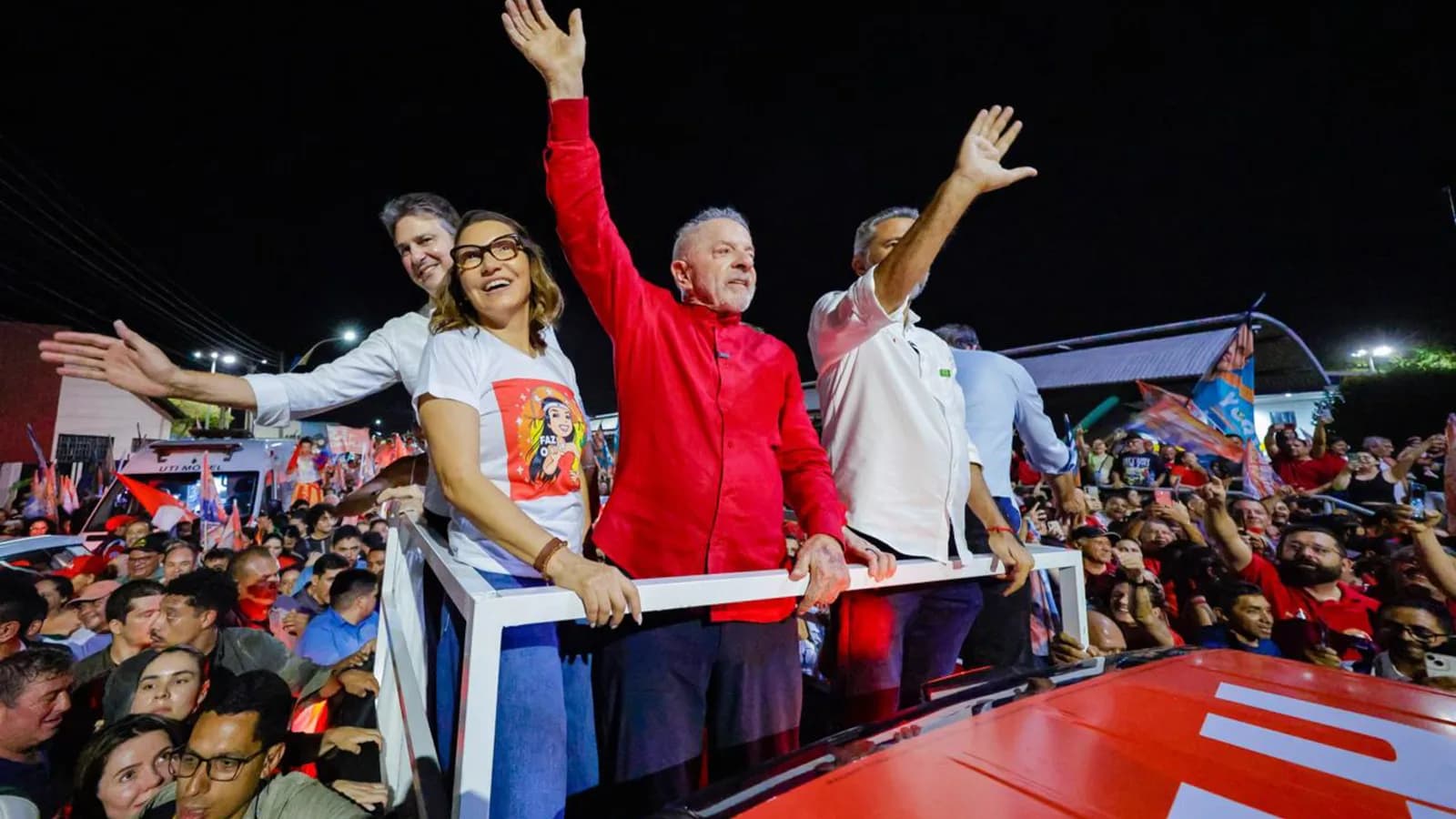 Presidente Luiz Inácio Lula da Silva durante caminhada em meio a apoiadores em Juazeiro do Norte