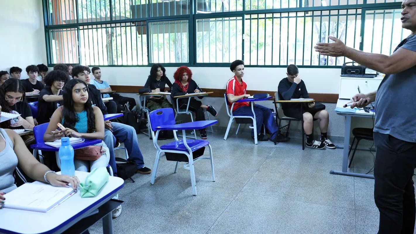 Professor dá aula para turma de estudantes em sala de aula