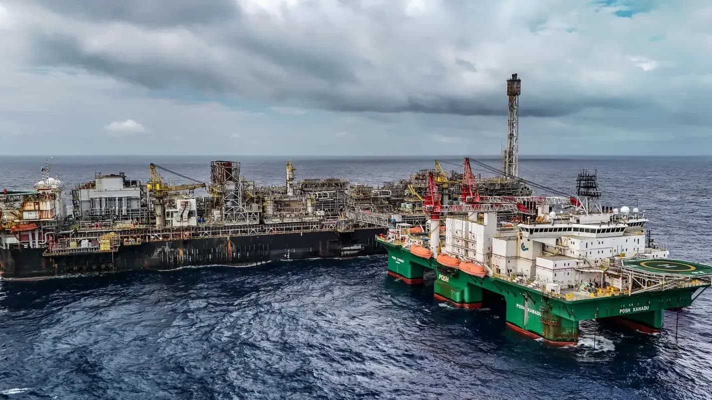 Navio-plataforma de produção de petróleo (FPSO) no mar, usado como foto de contexto da produção de óleo