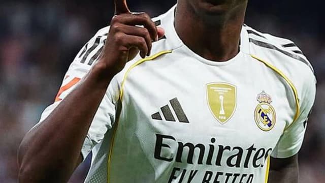 Vinicius Júnior comemora gol com o uniforme do Real Madrid