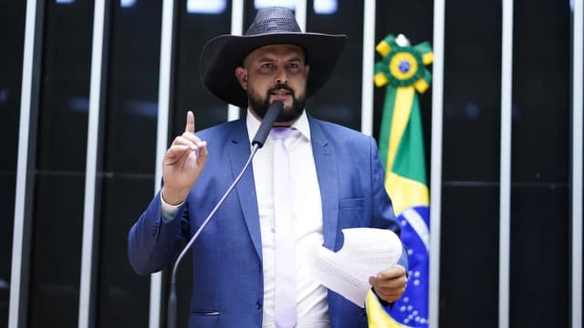 Deputado federal Zé Trovão, de chapéu, discursa na tribuna da Câmara dos Deputados