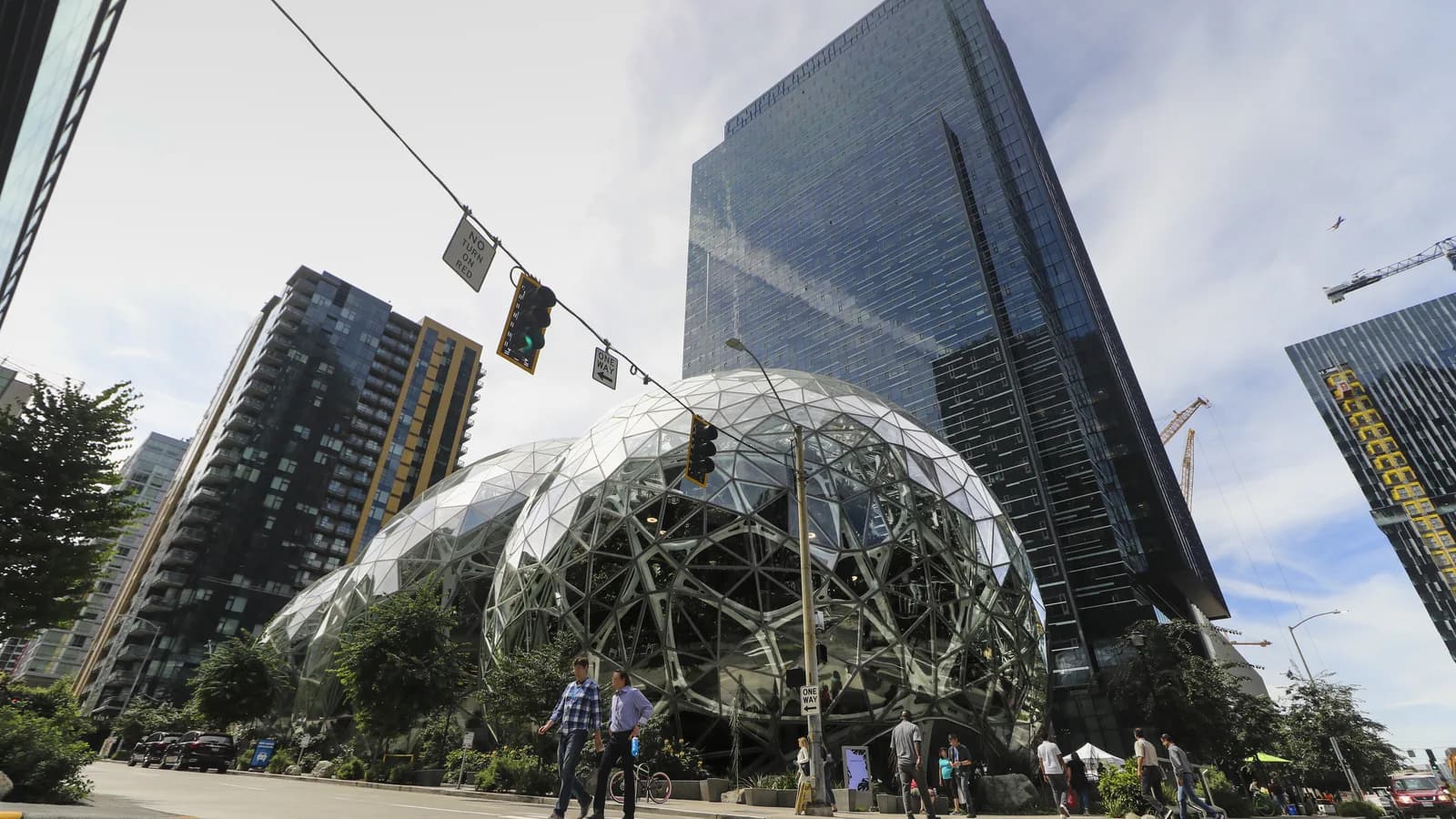 Fachada da sede da Amazon em Seattle, com as esferas de vidro características do campus
