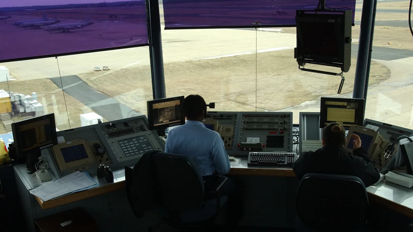 Controladores de tráfego aéreo trabalham em torre de controle nos Estados Unidos, foto ilustrativa de arquivo