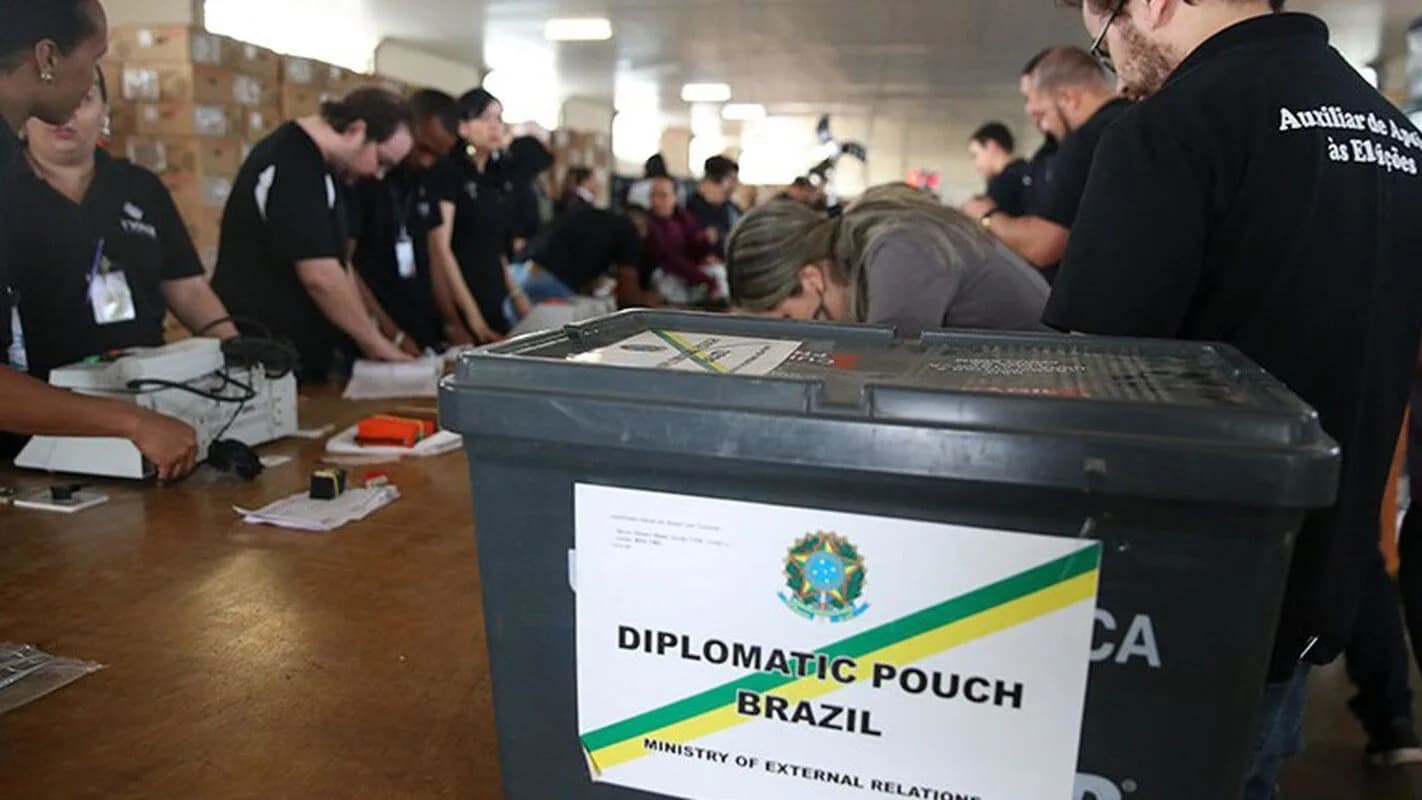 Equipe organiza urnas e material eleitoral para votação de brasileiros no exterior