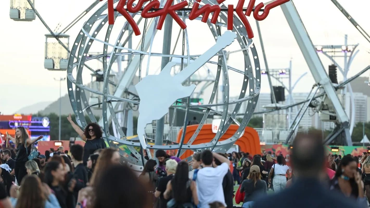 Público reunido em frente ao globo com guitarra, símbolo do Rock in Rio, na Cidade do Rock