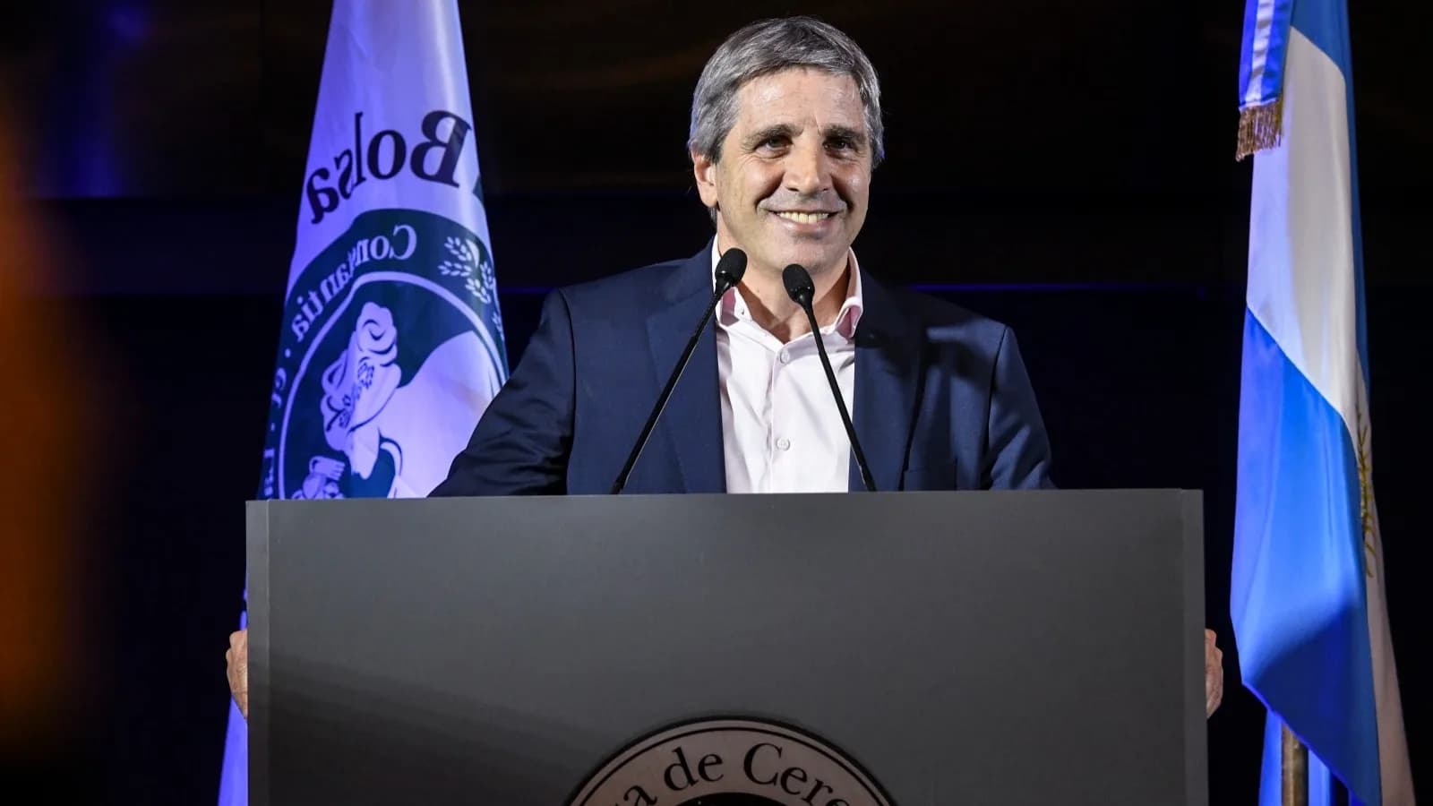 Ministro da Economia da Argentina, Luis Caputo, discursa em evento na Bolsa de Cereales de Buenos Aires