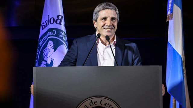 Ministro da Economia da Argentina, Luis Caputo, discursa em evento na Bolsa de Cereales de Buenos Aires