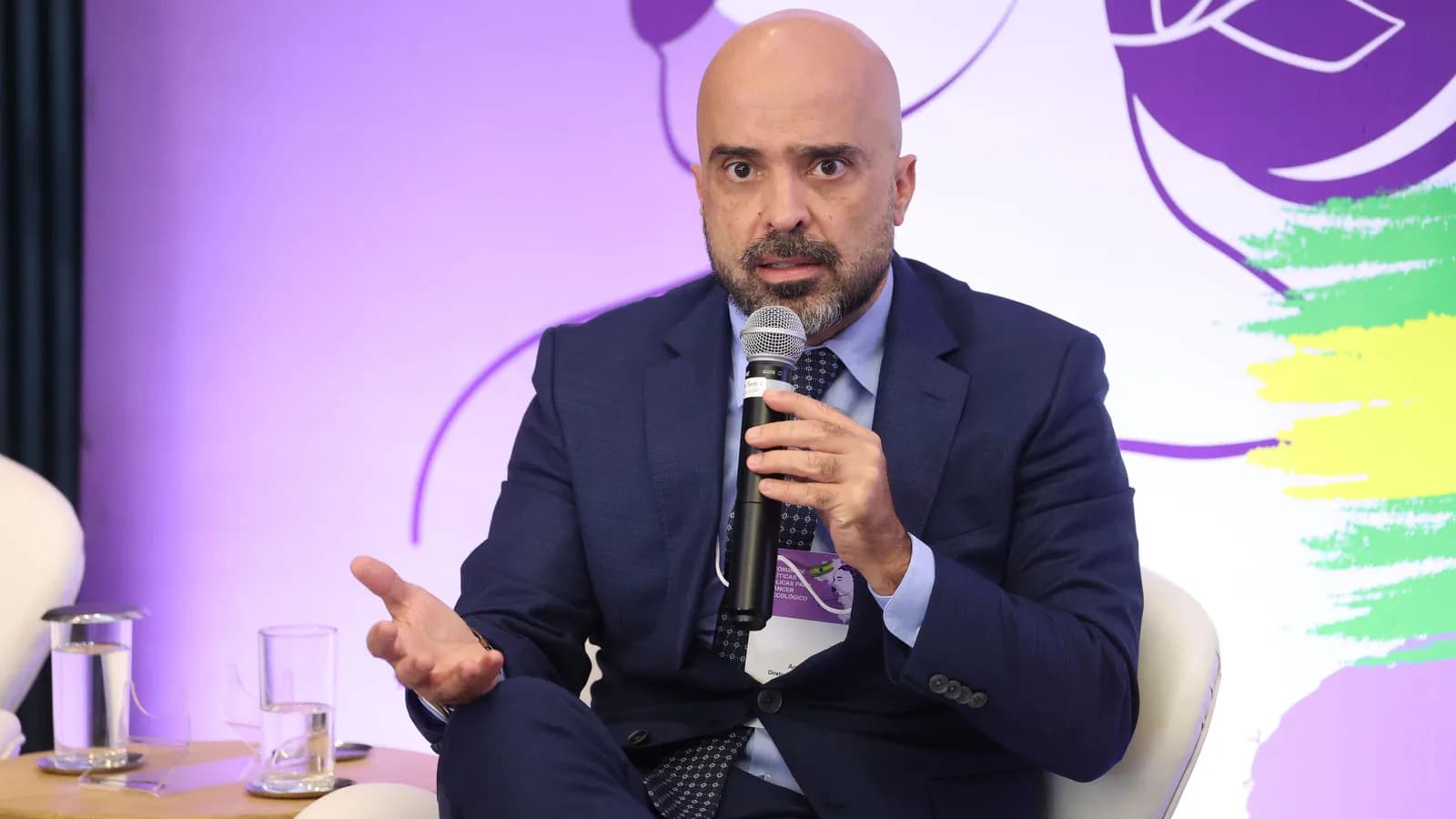Deputado discursa em fórum de políticas públicas para o câncer ginecológico na Câmara