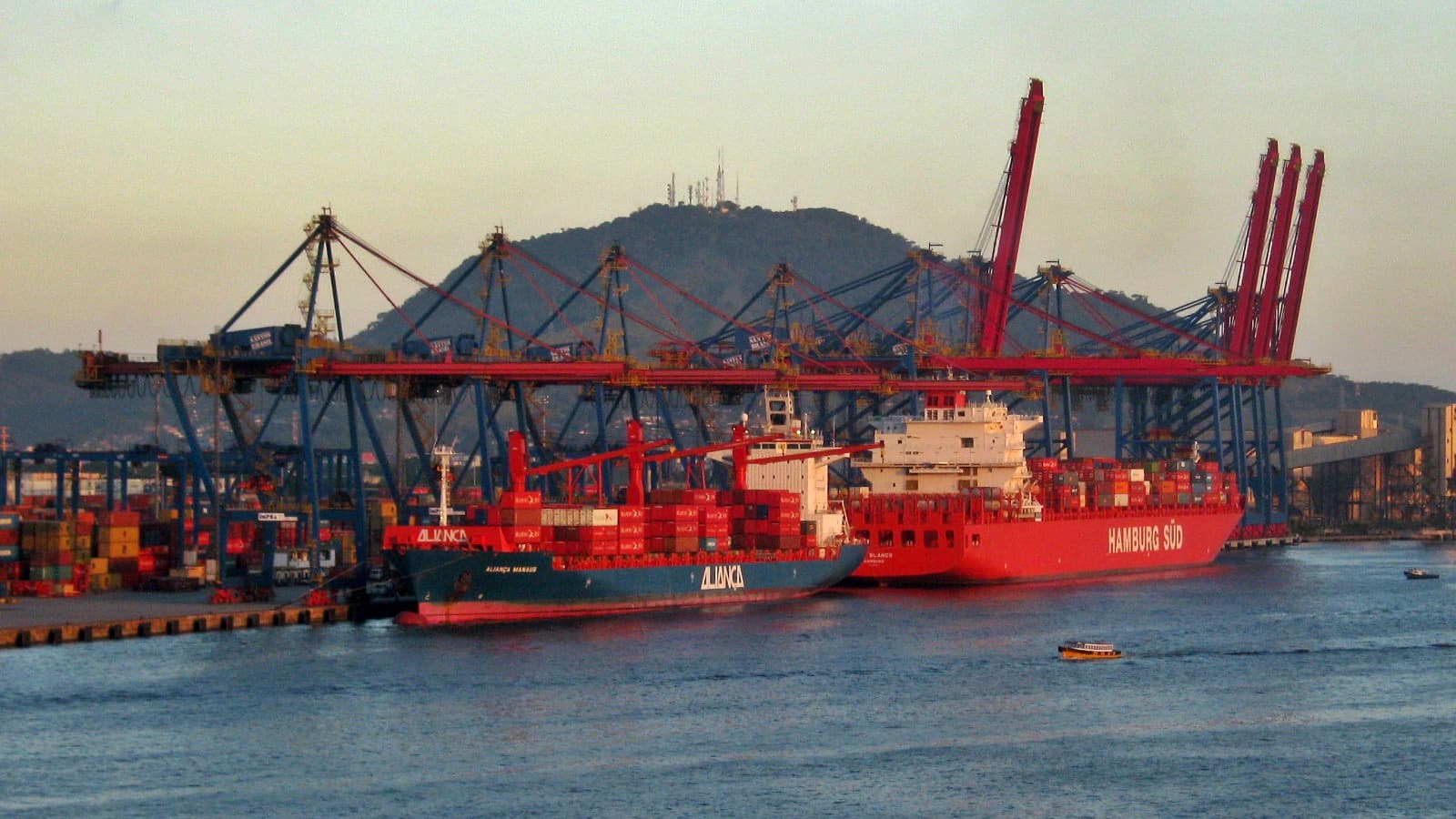 Navios porta-contêineres atracados no Porto de Santos, com guindastes de carga ao fundo — imagem de arquivo ilustrativa sobre o transporte marítimo