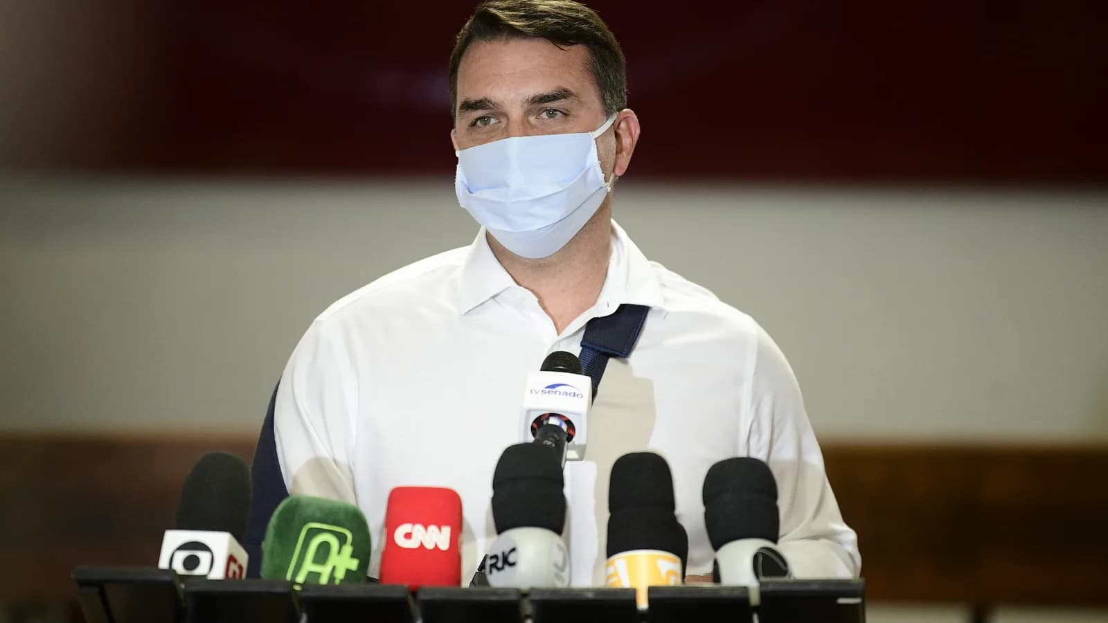 Flávio Bolsonaro concede entrevista a jornalistas, foto de arquivo de coletiva no Senado